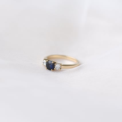 Zásnubný prsteň so zafírom a diamantmi Conrad