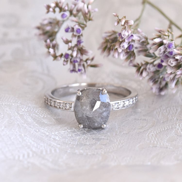 Prsteň s jedinečným salt and pepper diamantom a postrannými diamantmi z bieleho zlata 79904