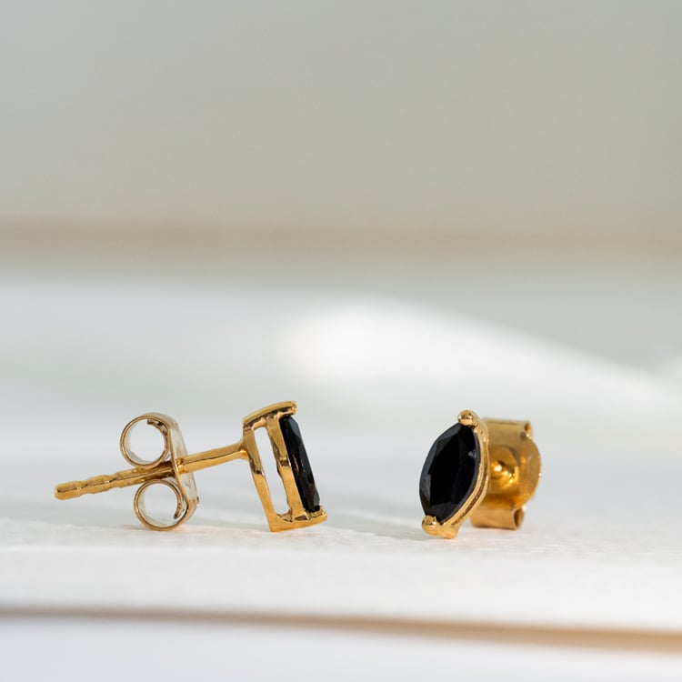 Minimalistické strieborné náušnice s čiernymi spinelmi Sistine 118773