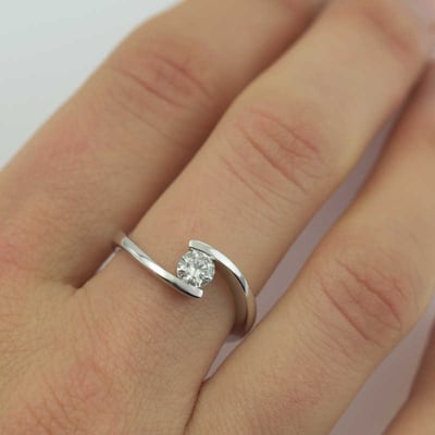 Prsteň z bieleho zlata s diamantom