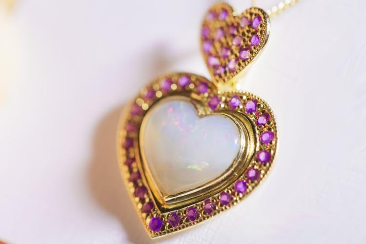 zlatý prívesok s opálom a rubínmi 3320