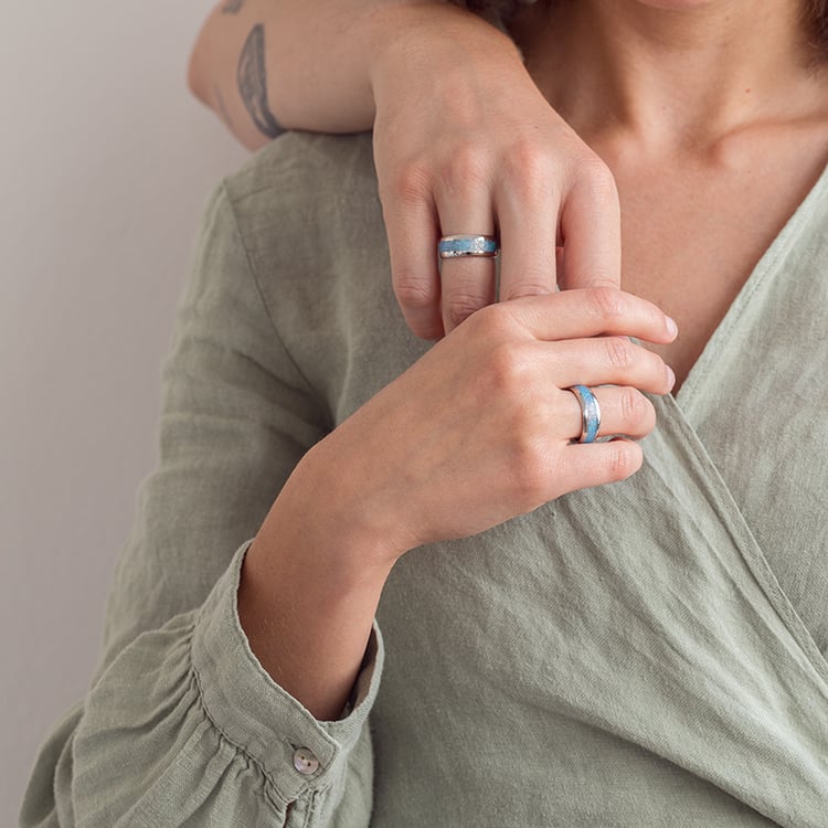 Zlaté svadobné obrúčky s modrou opálovou výplňou Adalyne 129935