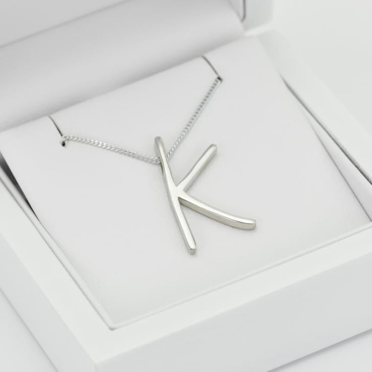 Strieborný náhrdelník s pismenom 15943