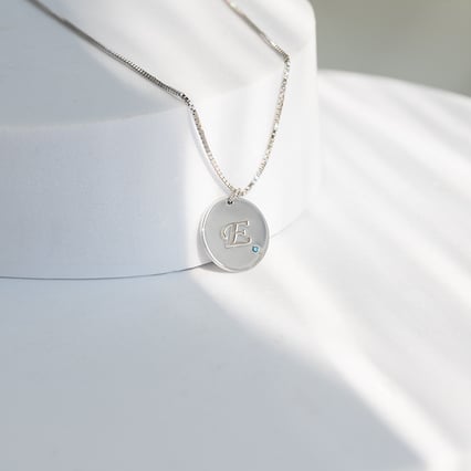 Strieborný prívesok s modrým diamantom a gravírom písmena Rei