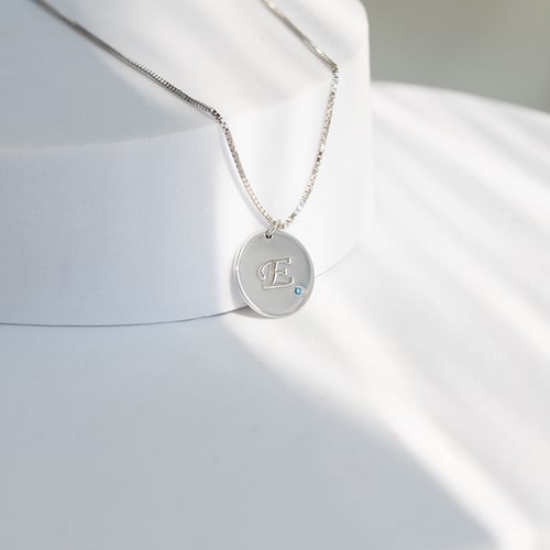 Strieborný prívesok s modrým diamantom a gravírom písmena Rei