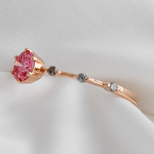 Zásnubný prsteň s certifikovaným fancy pink lab-grown diamantom Jelena