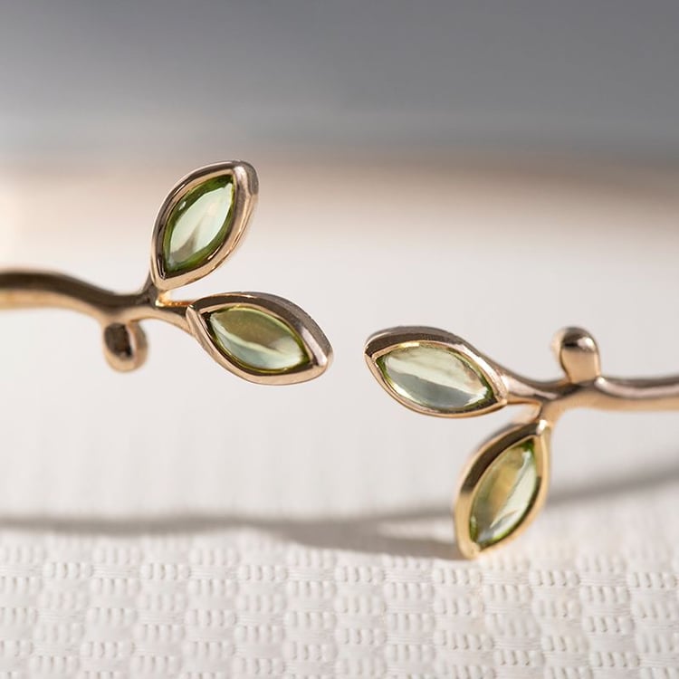 Zlatý minimalistický náramok s olivínovými lístky Halime 110943