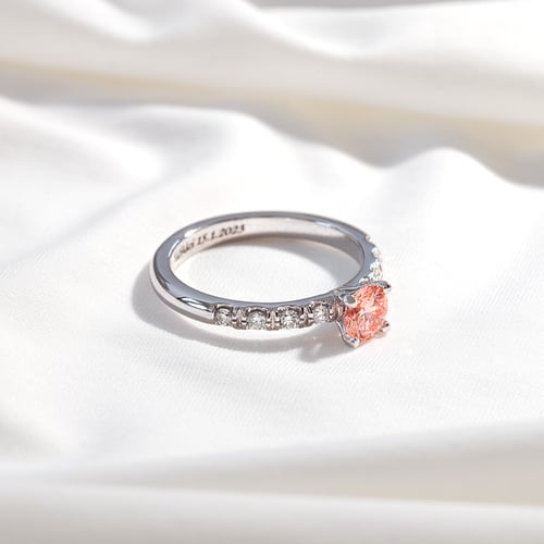 Zásnubný prsteň s certifikovaným fancy pink lab-grown diamantom Mae