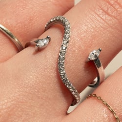 Atypický prsteň s moissanitmi Rishi