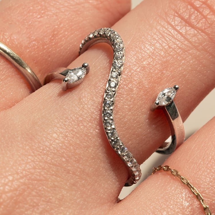 Atypický prsteň s moissanitmi Rishi 137413