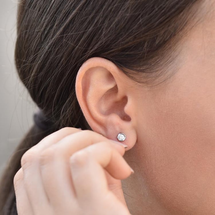 Napichovacie platinové náušnice s diamantmi Kerli 13409