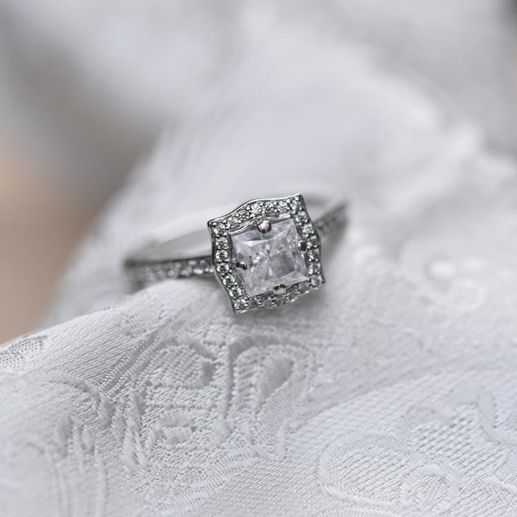 Zlatý halo zásnubný prsteň s diamantom 49597