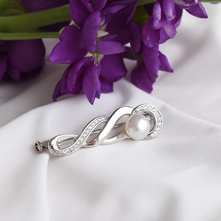 Decentná proplétaná brošna s perlou a zirkóny 83464