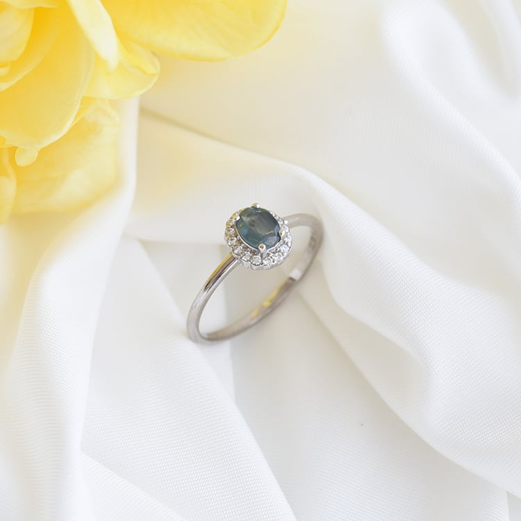 Halo prsteň s alexandritom a postrannými diamantmi z bieleho zlata 84160