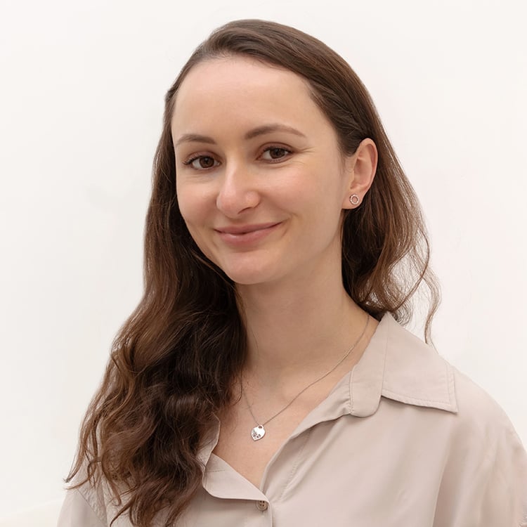 Strieborný prívesok v tvare srdca s labkami a gravírom Shania 98673