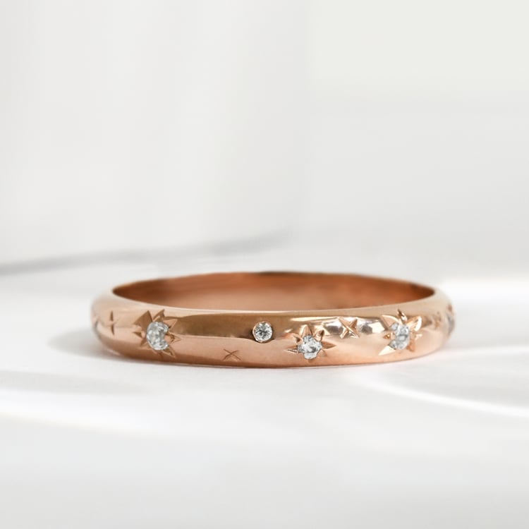 Svadobné obrúčky s ručnou rytinou hviezd a diamantmi Devin 118175