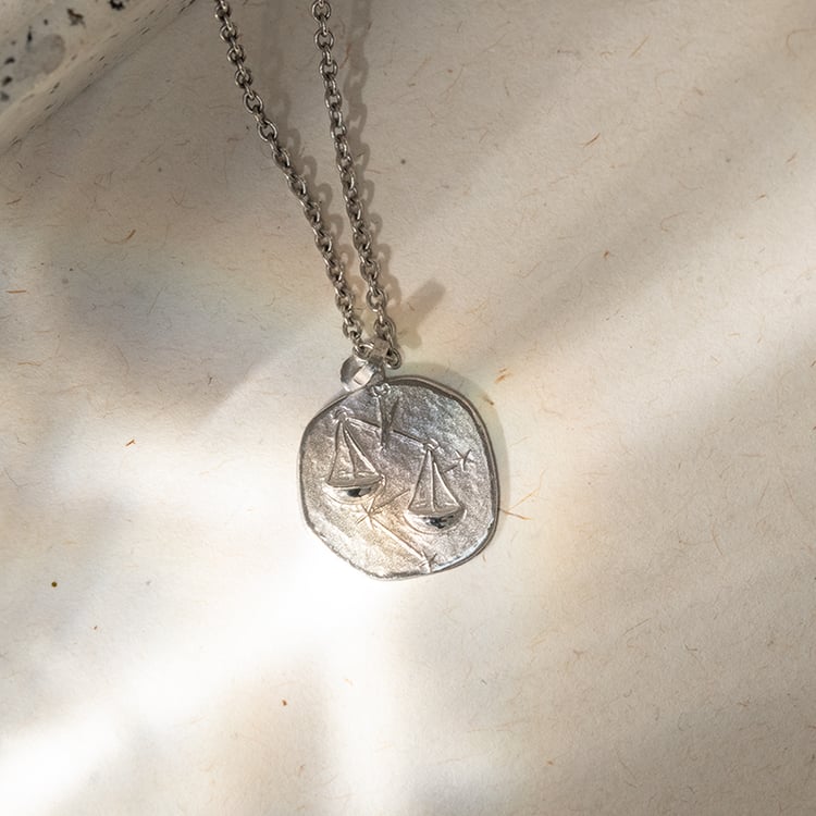 Zlatý prívesok so symbolmi znamenia zverokruhu 143660