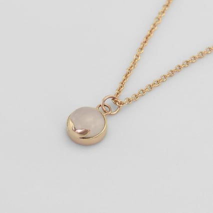 Zlatý prívesok s cabochon ruženínom Aida