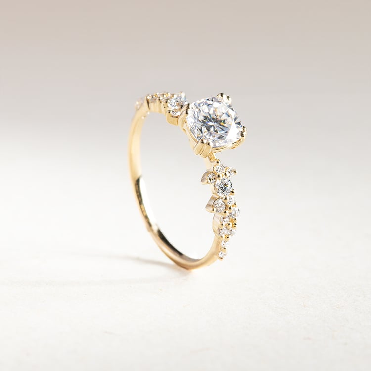 Zásnubný prsteň s moissanitom a lab-grown diamantmi Tora 146174