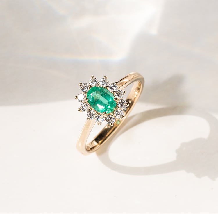 Zásnubný prsteň so smaragdom a diamantmi Yunisa 141124