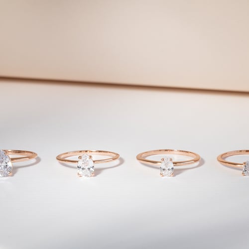 Zásnubný prsteň s pear moissanitom s výberom veľkosti Cooley