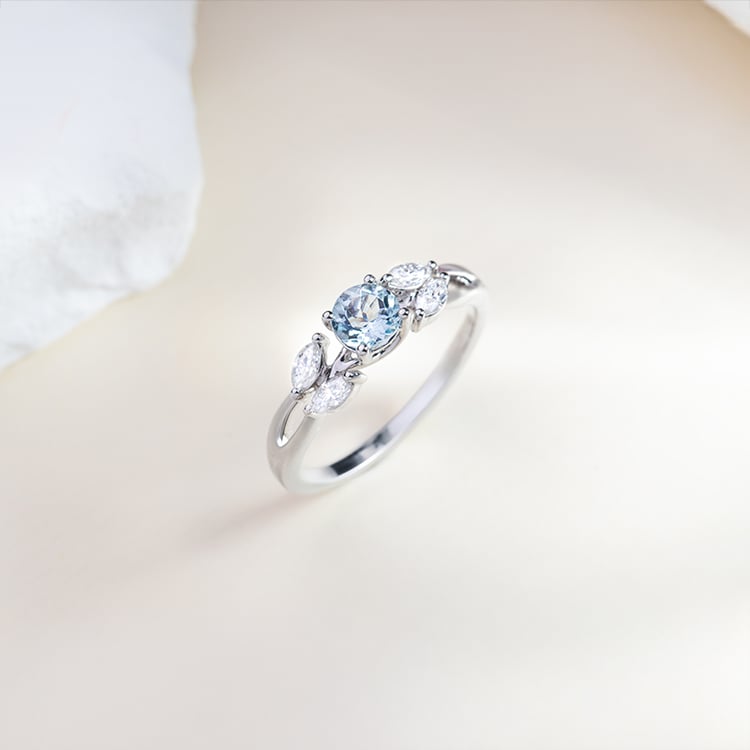 Zásnubný prsteň s akvamarínom a moissanitmi Fera 150493
