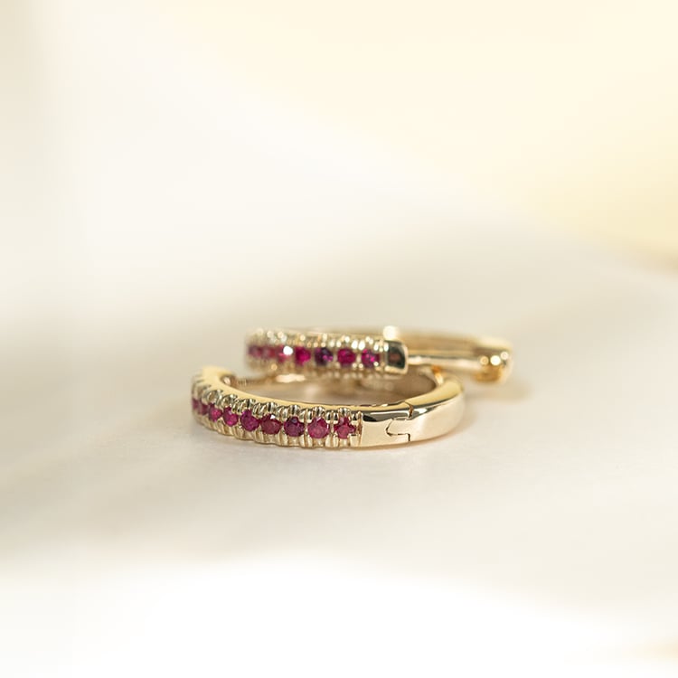 Kruhové náušnice s rubínmi Carolin 135697