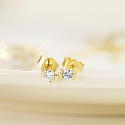 Minimalistické zlaté napichovacie náušnice s diamantmi Vilhelmina