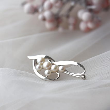 Elegantná strieborná brošňa s perlami Ambrosia