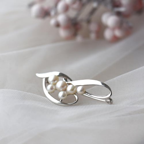 Elegantná strieborná brošňa s perlami Ambrosia