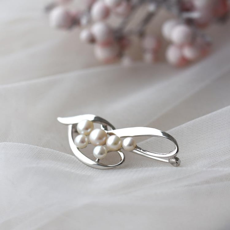 Elegantná strieborná brošňa 52389