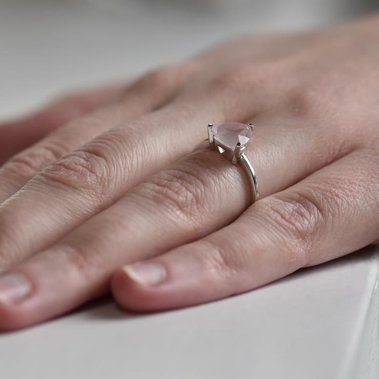 Ružový quartz na striebornom prsteňa 29183