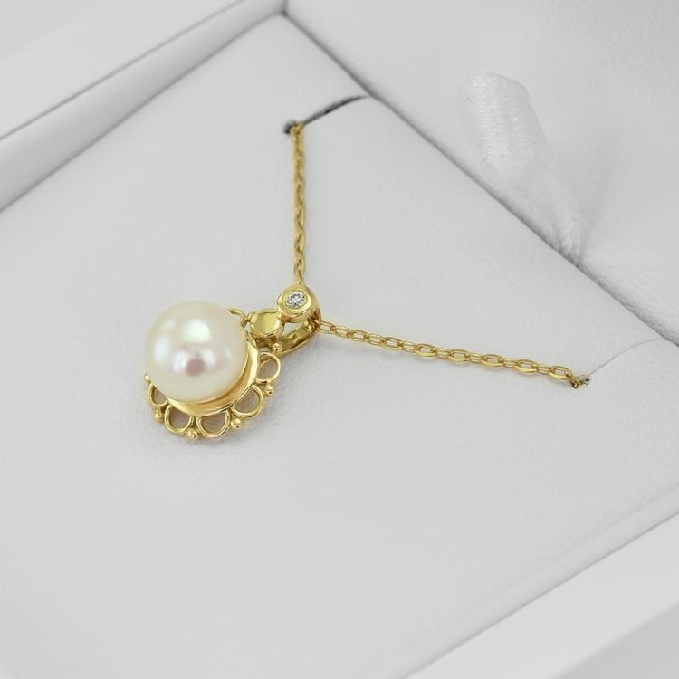 Zlatý prívesok kvetina s perlou 24554