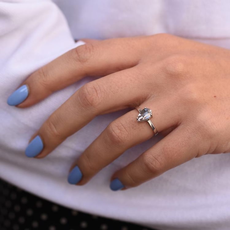 Zlatý prsteň s pear salt'n'pepper diamantom 48683