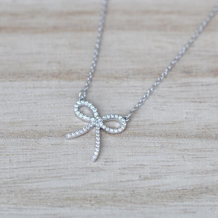 Zlatá mašlička v náhrdelníku s moissanitmi 43689