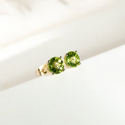 Zlaté náušnice s okrúhlymi olivínmi Frey