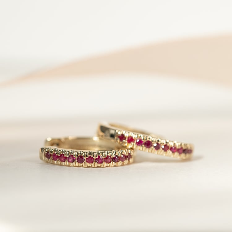 Kruhové náušnice s rubínmi Carolin 135695