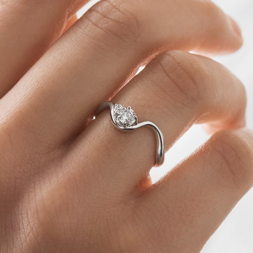 Vlnitý zásnubný prsteň s round lab-grown diamantom Debora
