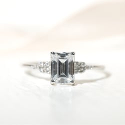 Zásnubný prsteň s emerald diamantom Sade