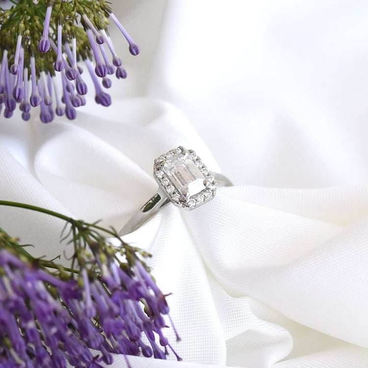 Zásnubný prsteň s emerald diamantom z platiny 82433