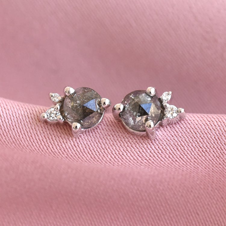 Cluster náušnice so salt and pepper diamantom 78909
