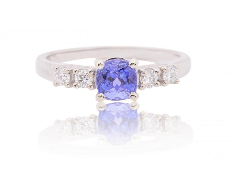 Zlatý prsteň s cushion tanzanitom a bočnými diamantmi Dilya