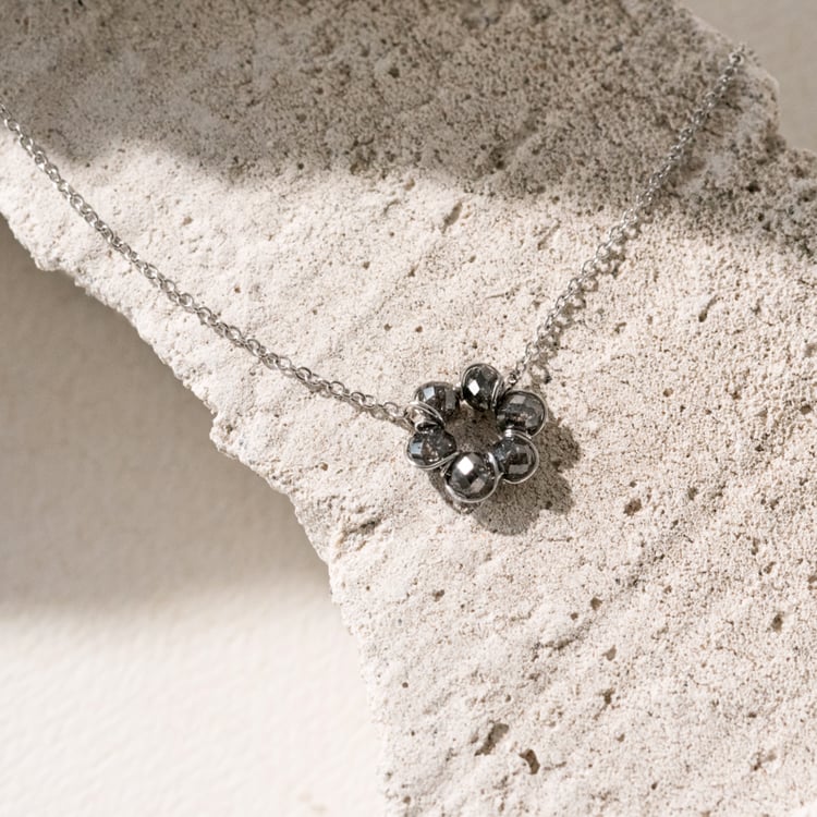 Zlatý náhrdelník v tvare kvetu so salt and pepper diamantmi Joely 101051