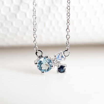 Strieborný cluster náhrdelník s akvamarínom a drahokamami Millie