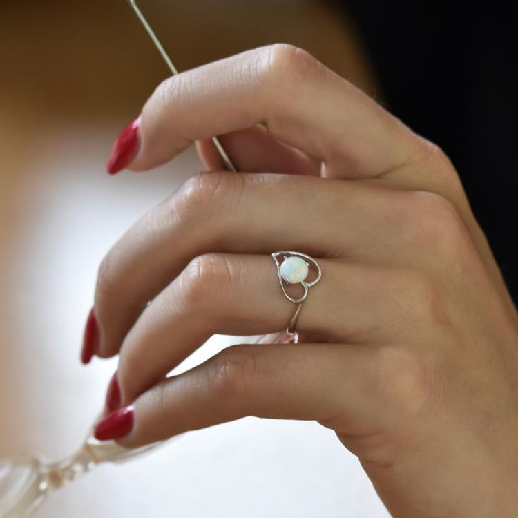 Prsteň srdce s opálom zo striebra 2640