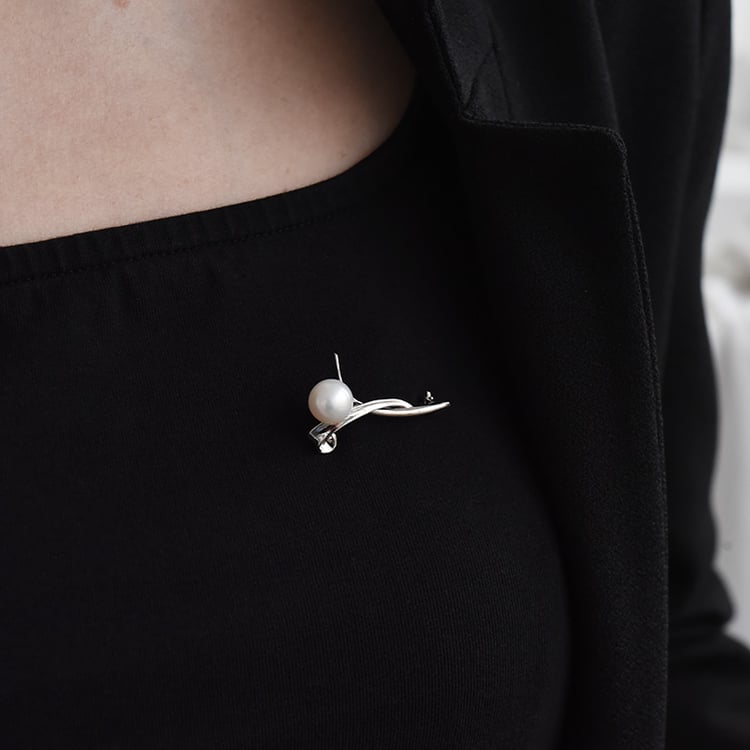 Strieborná brošňa s bielou perlou 91407