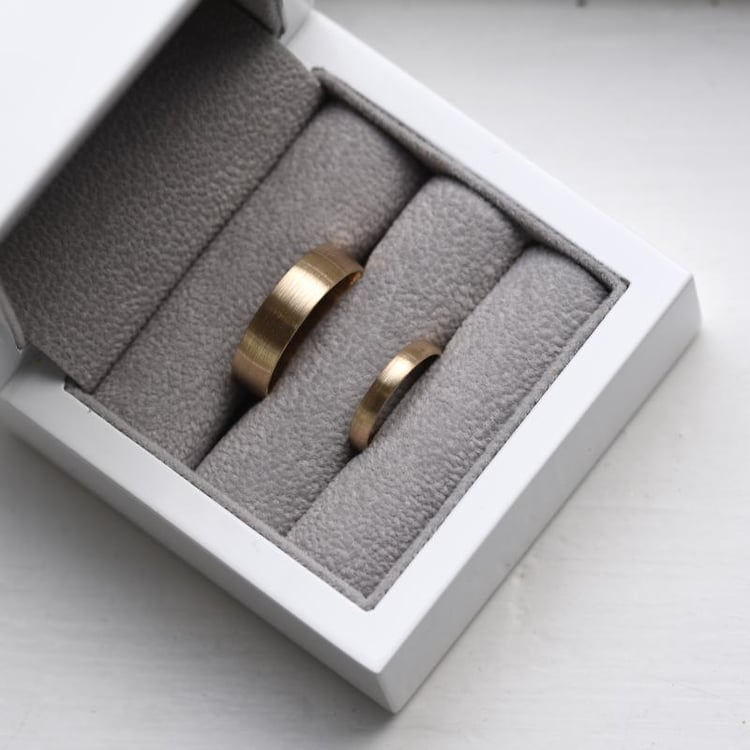 Komfortné svadobné prstene zo žltého zlata s matným povrchom 61607