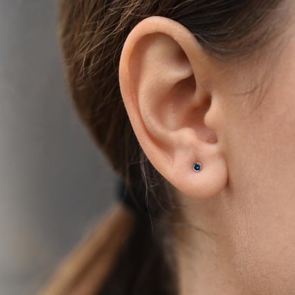 Strieborné minimalistické bezel náušnice s modrými diamantmi Viosa