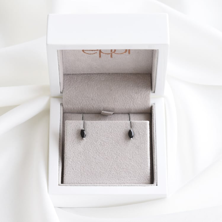 Minimalistické strieborné náušnice s čiernymi spinelmi Sistine 117946