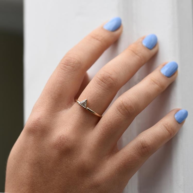 Zlatý zásnubný prsteň s trillion diamantom 49112